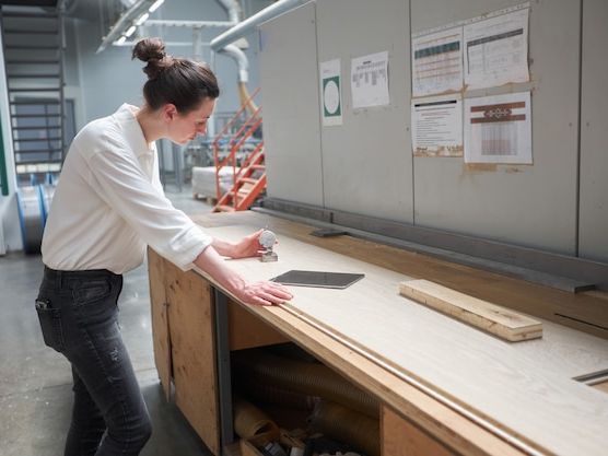 Producent mebli z Poznania – regały na wino i meble dla pasjonatów wnętrz