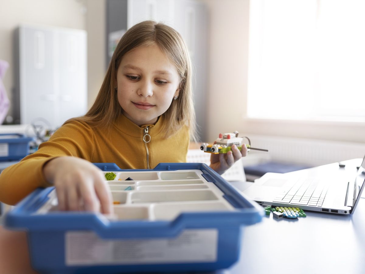 Jak nowoczesne narzędzia edukacyjne zmieniają komunikację i rozwój uczniów w szkole podstawowej