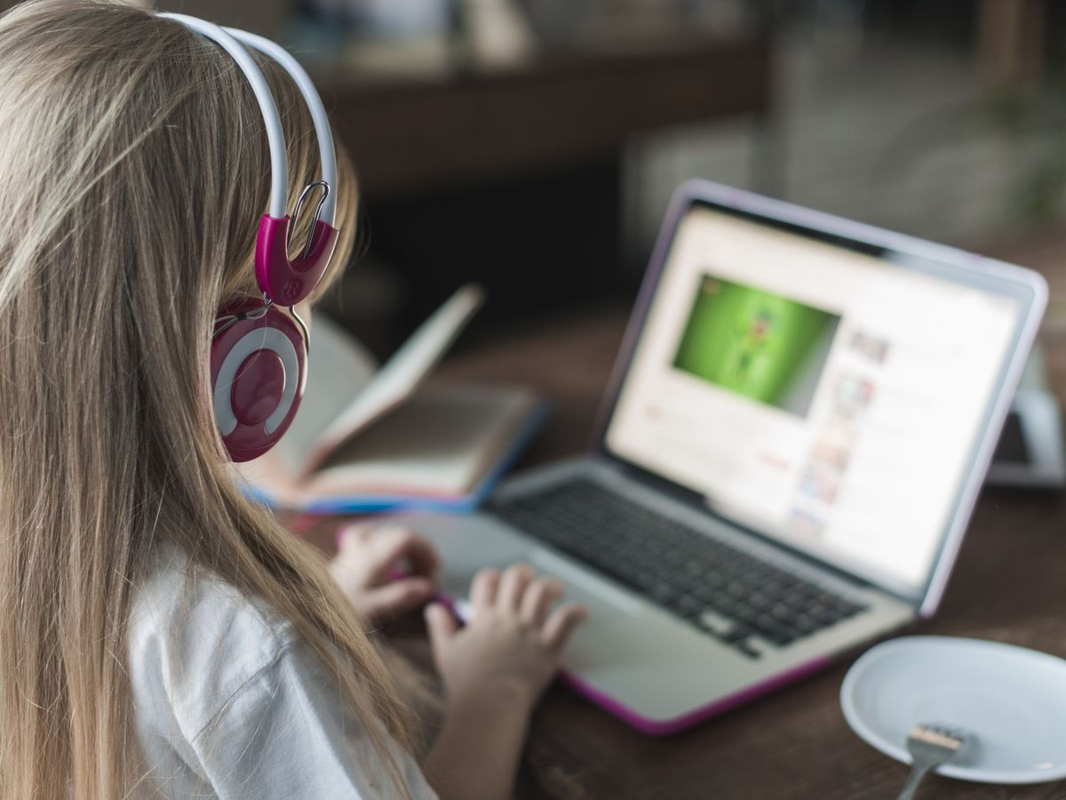 Jak nowoczesne platformy edukacyjne wspierają naukę angielskiego w szkołach podstawowych